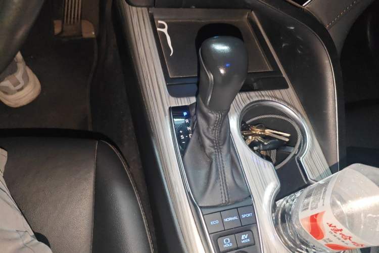 Used Toyota Camry 2019 Dual-Engine 2.5 HG Luxury Edition China VI Standard Gear Lever