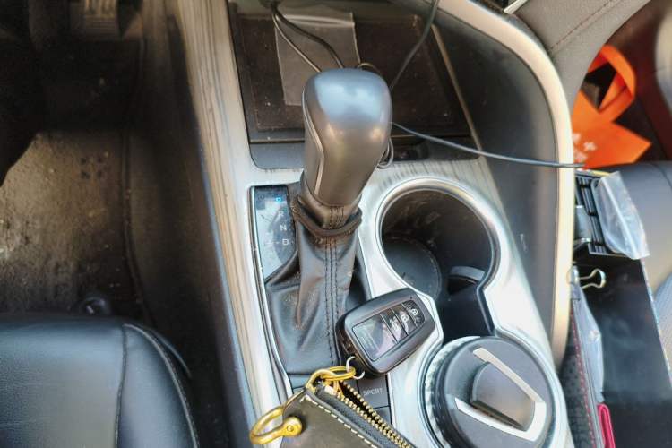 Used Toyota Camry 2019 Dual-Engine 2.5 HG Luxury Edition China VI Standard Gear Lever