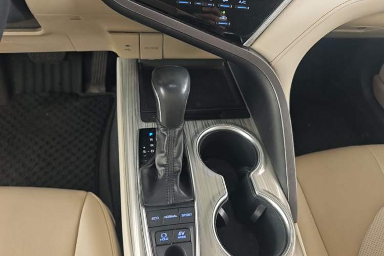 Used Toyota Camry 2019 Dual-Engine 2.5 HG Luxury Edition China VI Standard Gear Lever