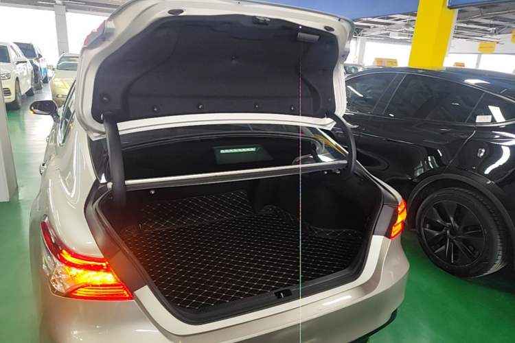 Used Toyota Camry 2019 2.5G Luxury Edition China VI Standard Trunk