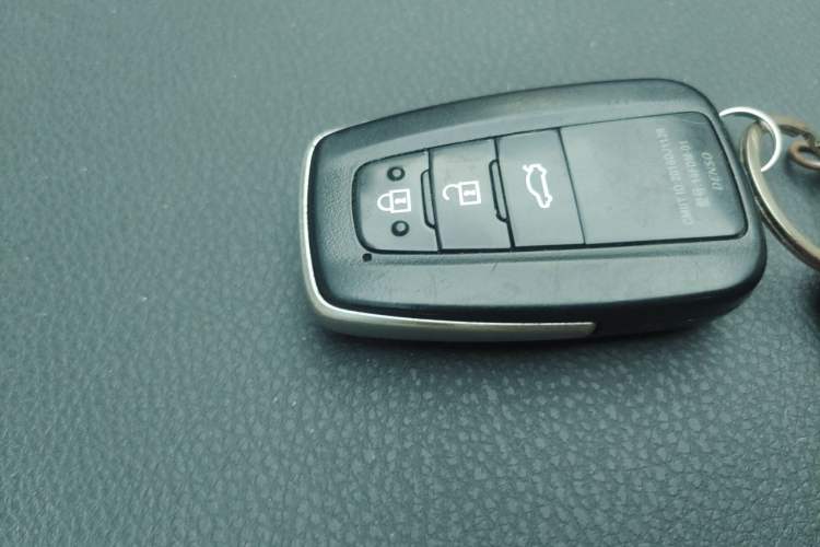 Used Toyota Camry 2019 Revised Version 2.0S Fēngshàng Edition Vehicle Key