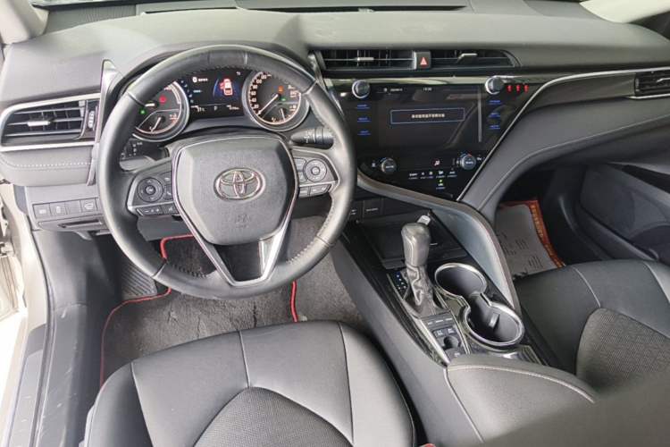 Used Toyota Camry 2019 Dual-Engine 2.5HS FENGSHANG Edition China VI Standard Center Console