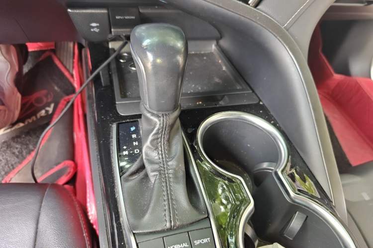 Used Toyota Camry 2019 Revised Version 2.0S Fēngshàng Edition Gear Lever