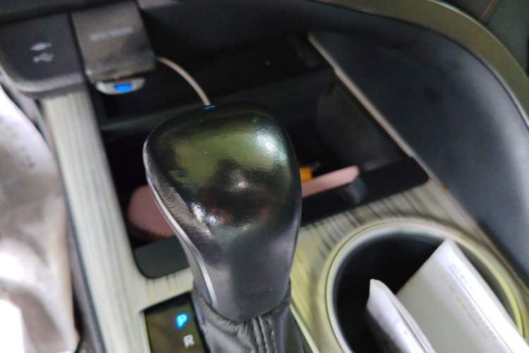 Used Toyota Camry 2019 Dual-Engine 2.5 HG Luxury Edition China V Standard Gear Lever