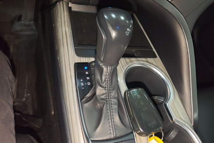 Used Toyota Camry 2019 Dual-Engine 2.5 HG Luxury Edition China VI Standard Gear Lever