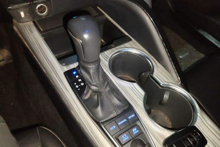 Used Toyota Camry 2019 Dual-Engine 2.5 HG Luxury Edition China V Standard Gear Lever