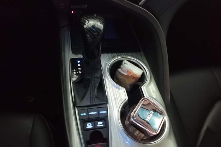 Used Toyota Camry 2019 Dual-Engine 2.5 HG Luxury Edition China VI Standard Gear Lever