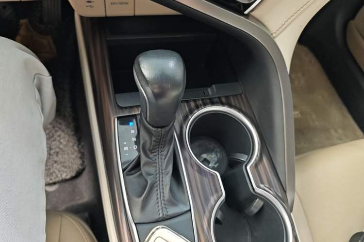 Used Toyota Camry 2019 Revised Version 2.0G Luxury Edition Gear Lever