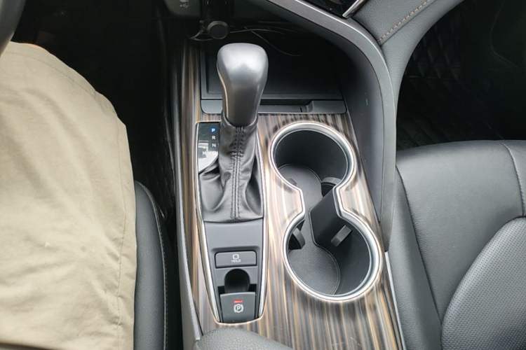 Used Toyota Camry 2019 2.0G Luxury Edition China VI Standard Gear Lever