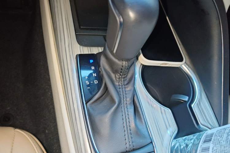 Used Toyota Camry 2019 Dual-Engine 2.5 HG Luxury Edition China VI Standard Gear Lever