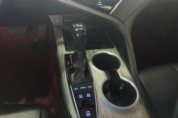Used Toyota Camry 2019 Dual-Engine 2.5 HG Luxury Edition China VI Standard Gear Lever