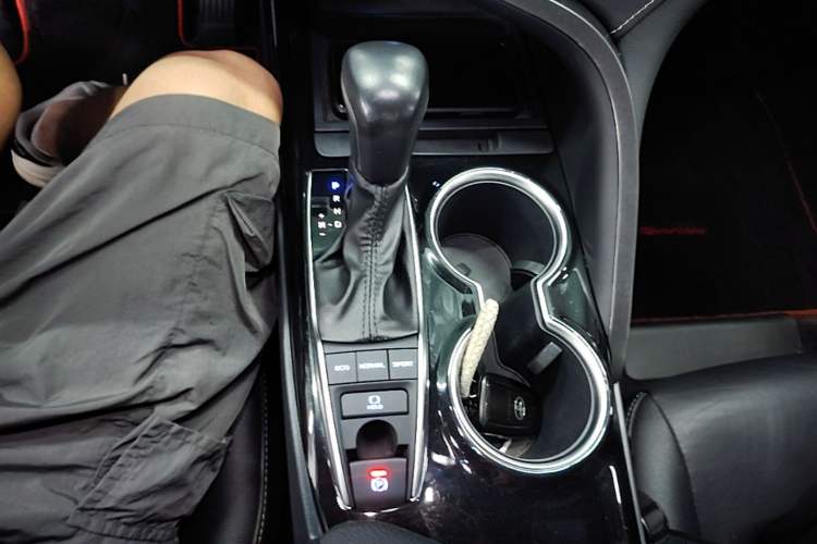 Used Toyota Camry 2019 Revised Version 2.0S Fēngshàng Edition Gear Lever