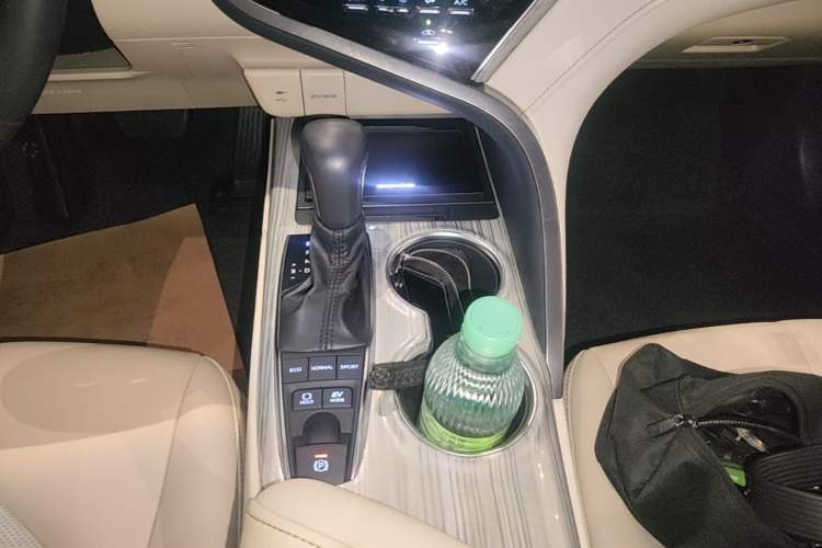 Used Toyota Camry 2019 Dual-Engine 2.5 HG Luxury Edition China VI Standard Gear Lever