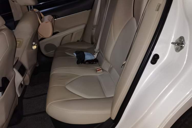 Used Toyota Camry 2019 Dual-Engine 2.5 HG Luxury Edition China VI Standard Left Rear Seat