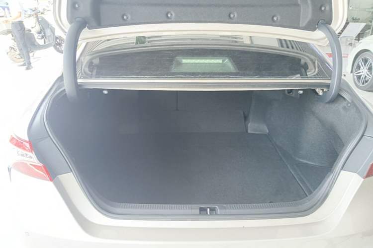 Used Toyota Camry 2019 Dual-Engine 2.5HS FENGSHANG Edition China VI Standard Trunk