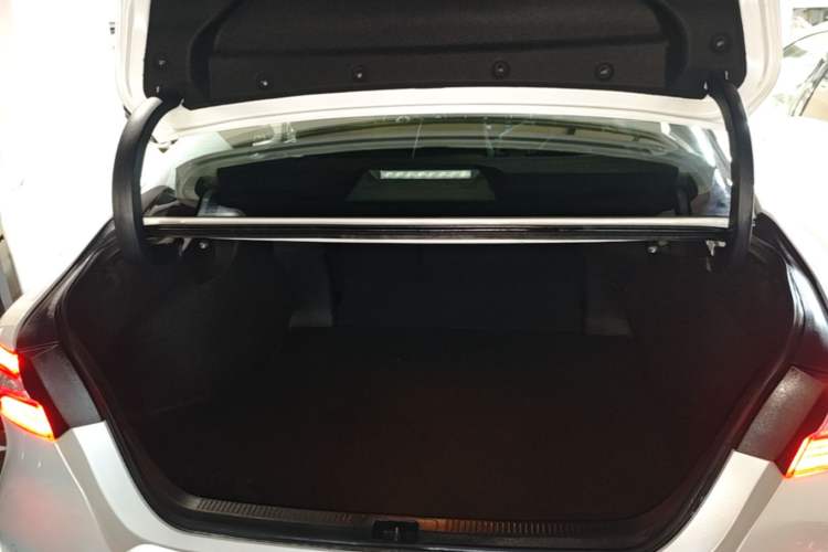 Used Toyota Camry 2019 Dual-Engine 2.5 HG Luxury Edition China VI Standard Trunk