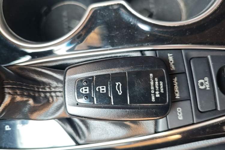 Used Toyota Camry 2019 Revised Version 2.5S Fēngshàng Edition Vehicle Key