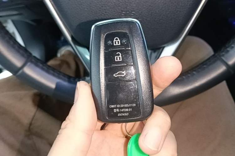 Used Toyota Camry 2019 Revised Version 2.0S Fēngshàng Edition Vehicle Key