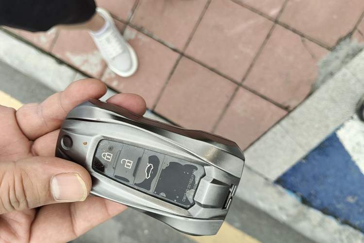 Used Toyota Camry 2019 Dual-Engine 2.5 HG Luxury Edition China VI Standard Vehicle Key