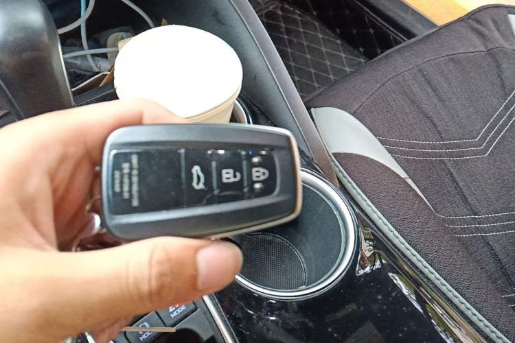 Used Toyota Camry 2019 Revised Version Dual-Engine 2.5 HS Fēngshàng Edition Vehicle Key