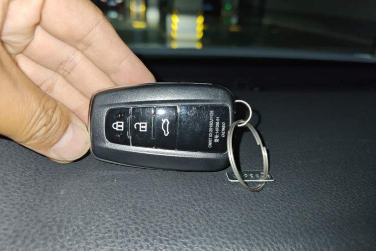 Used Toyota Camry 2019 2.0S FENGSHANG Version China VI Standard Vehicle Key