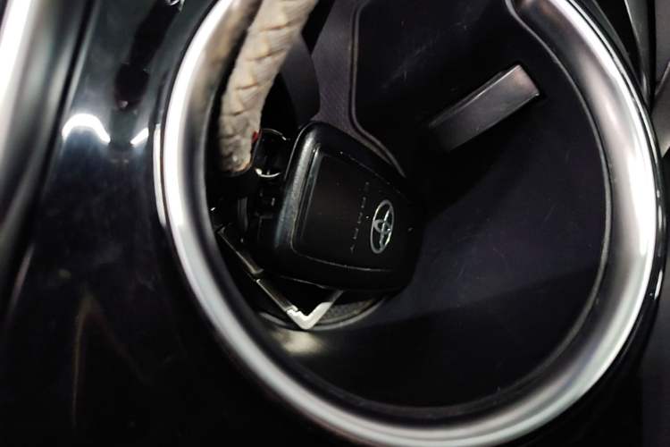 Used Toyota Camry 2019 Revised Version 2.0S Fēngshàng Edition Vehicle Key