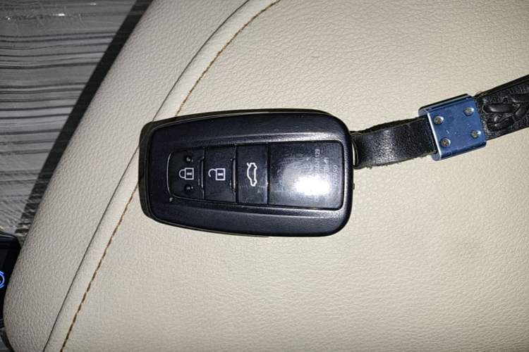 Used Toyota Camry 2019 Dual-Engine 2.5 HG Luxury Edition China VI Standard Vehicle Key