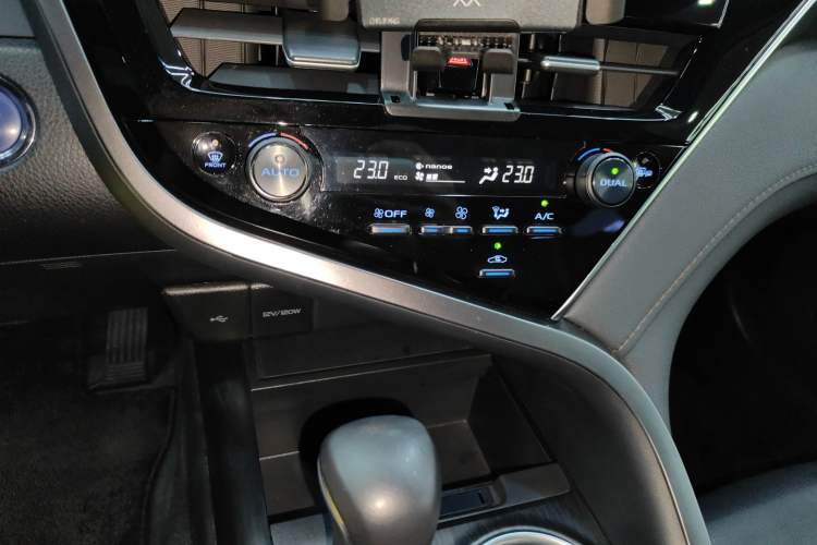 Used Toyota Camry 2021 Dual-Motor 2.5HG Luxury Edition Audio And AC Panel