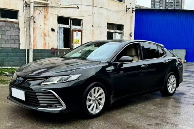 Ojetý Toyota Camry 2021 Dual-Motor 2.5 HGVP Leading Edition