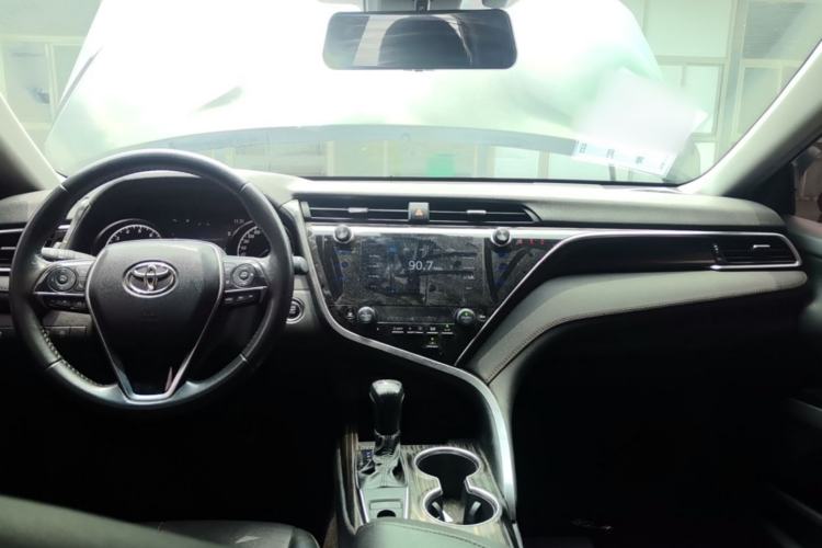 Used Toyota Camry 2021 2.0G Luxury Edition Center Console