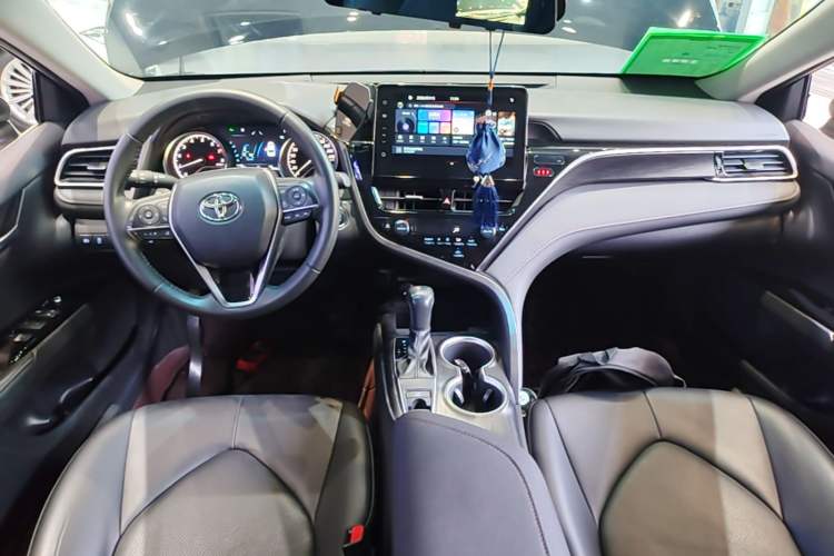 Used Toyota Camry 2021 2.0G Luxury Edition Center Console