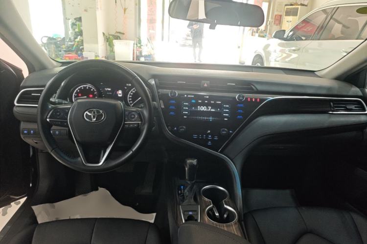Used Toyota Camry 2021 2.0G Luxury Edition Center Console