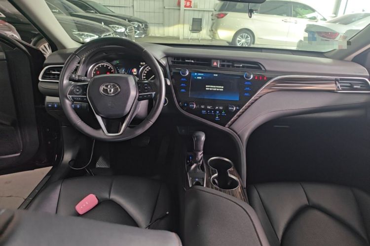 Used Toyota Camry 2021 2.0G Luxury Edition Center Console