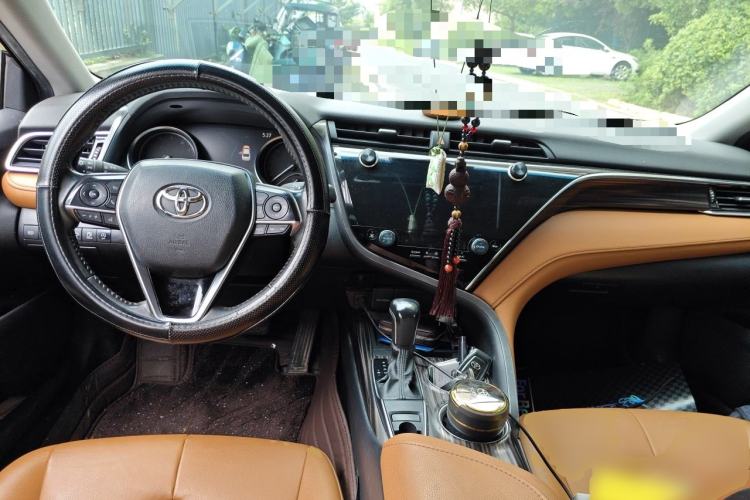 Used Toyota Camry 2021 2.0G Luxury Edition Center Console