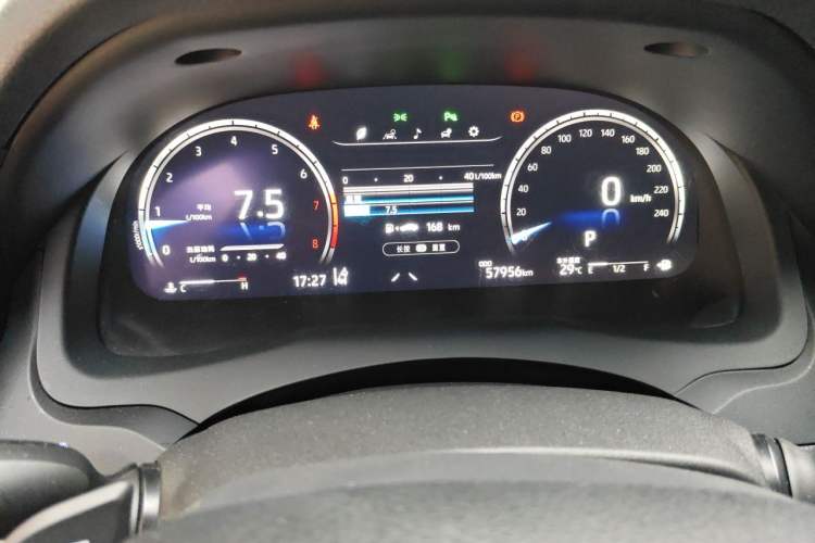 Used Toyota Camry 2021 2.5S Fēngshàng Edition Odometer Close Up