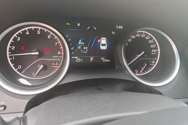 Used Toyota Camry 2021 2.0G Luxury Edition Odometer Close Up