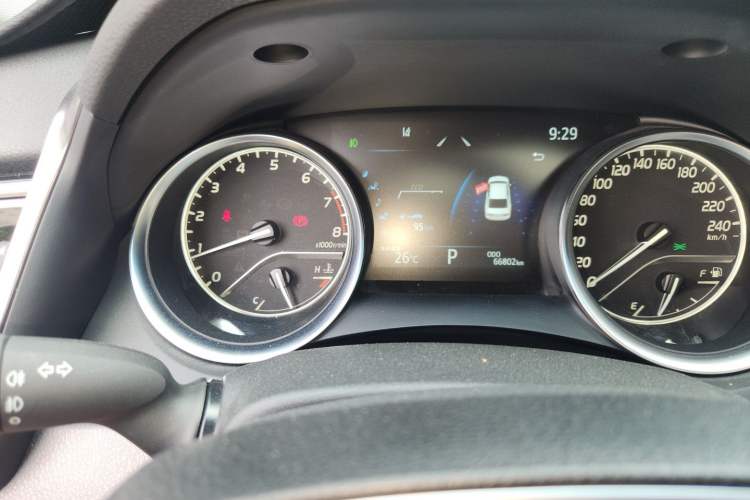 Used Toyota Camry 2021 2.0G Luxury Edition Odometer Close Up