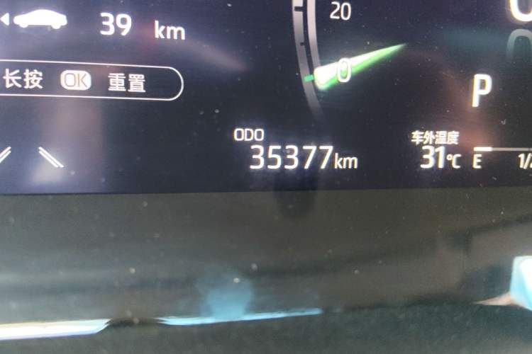 Used Toyota Camry 2021 2.5G Luxury Edition Odometer Close Up