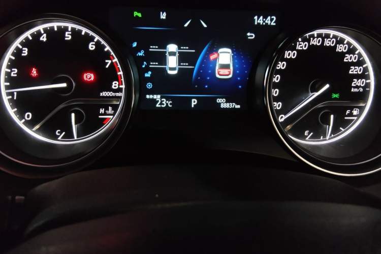 Used Toyota Camry 2021 2.0G Luxury Edition Odometer Close Up