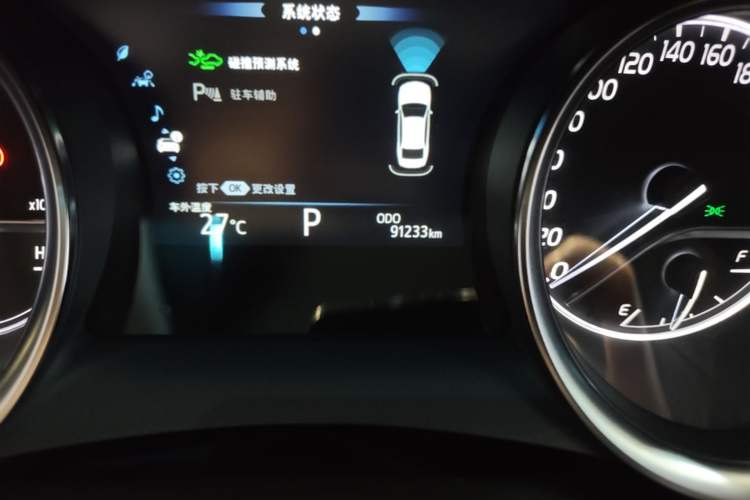 Used Toyota Camry 2021 2.0G Luxury Edition Odometer Close Up