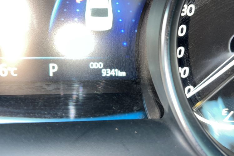 Used Toyota Camry 2021 2.0G Luxury Edition Odometer Close Up