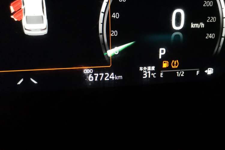 Used Toyota Camry 2021 2.5G Luxury Edition Odometer Close Up