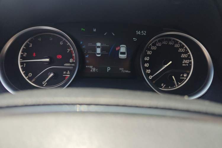 Used Toyota Camry 2021 2.0G Luxury Edition Odometer Close Up