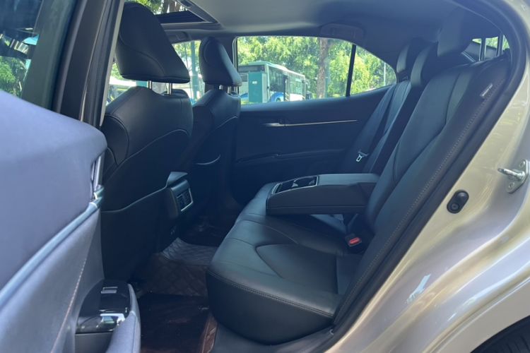 Used Toyota Camry 2021 2.0G Luxury Edition Interior 3