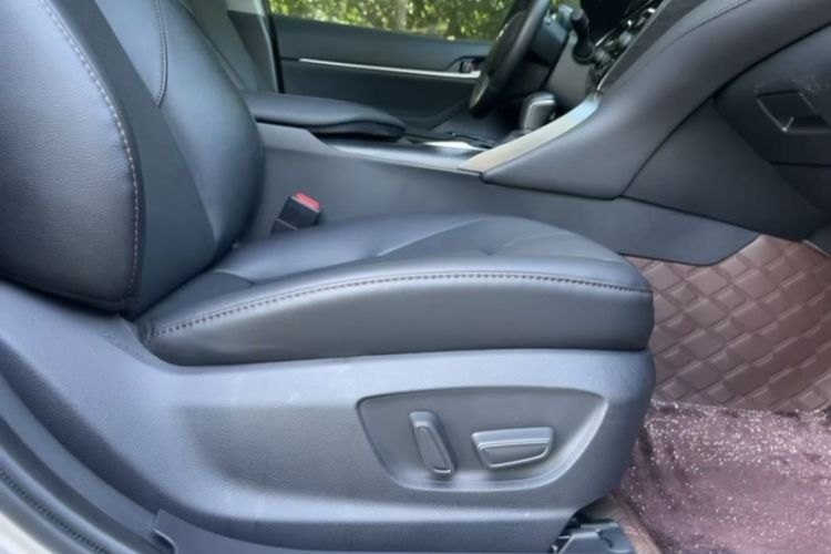 Used Toyota Camry 2021 2.0G Luxury Edition Interior 4