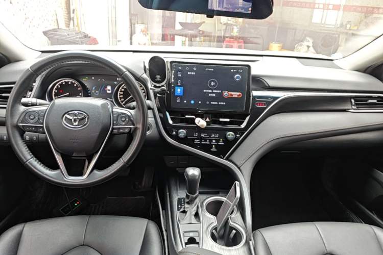 Used Toyota Camry 2021 2.0G Luxury Edition Center Console