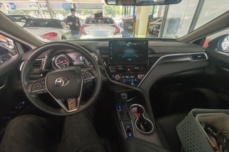 Used Toyota Camry 2021 2.0G Luxury Edition Center Console