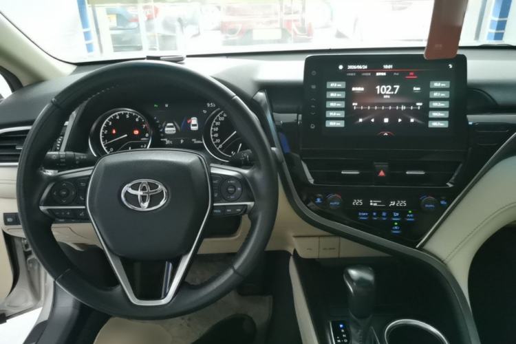 Used Toyota Camry 2021 2.0G Luxury Edition Center Console