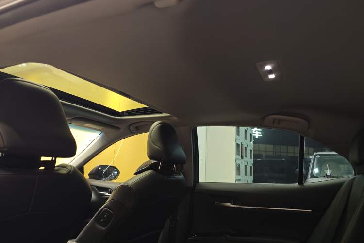 Used Toyota Camry 2021 2.0G Luxury Edition Interior 11