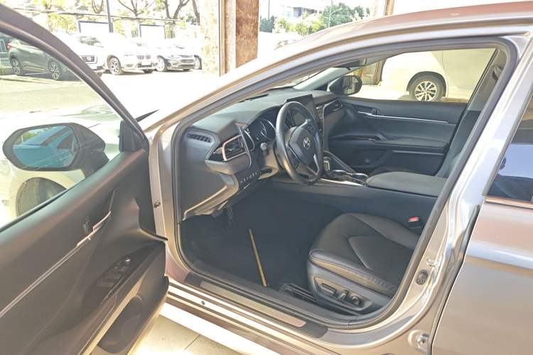 Used Toyota Camry 2021 2.0G Luxury Edition Interior 3